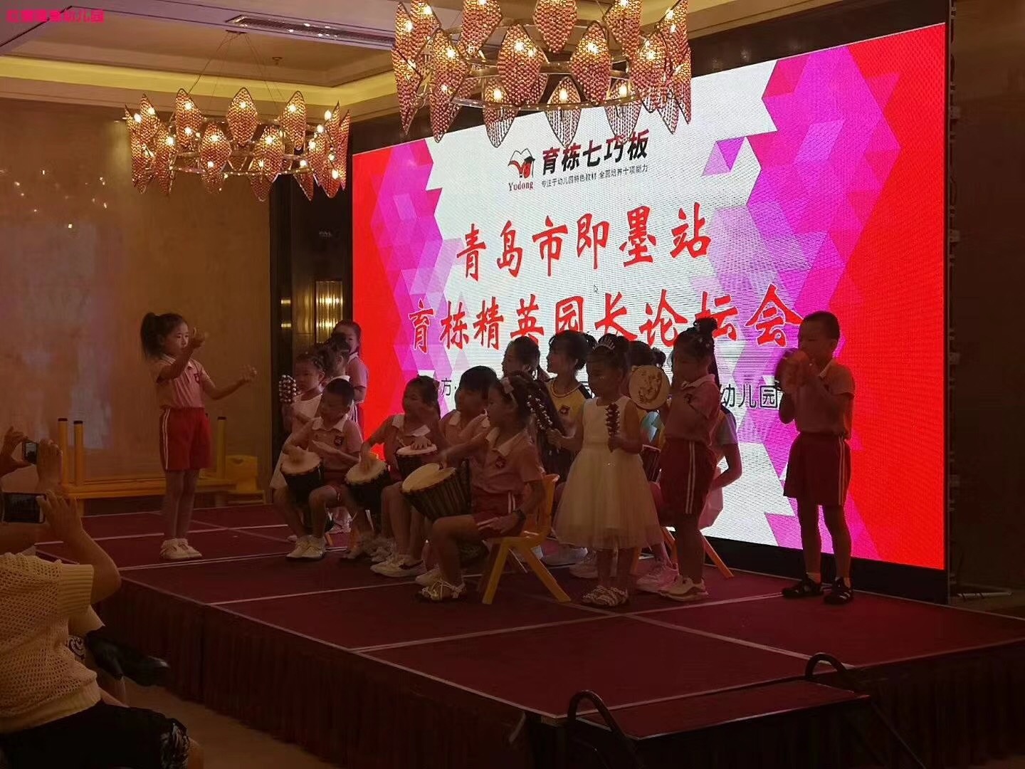 幼儿园孩子们的非洲鼓表演